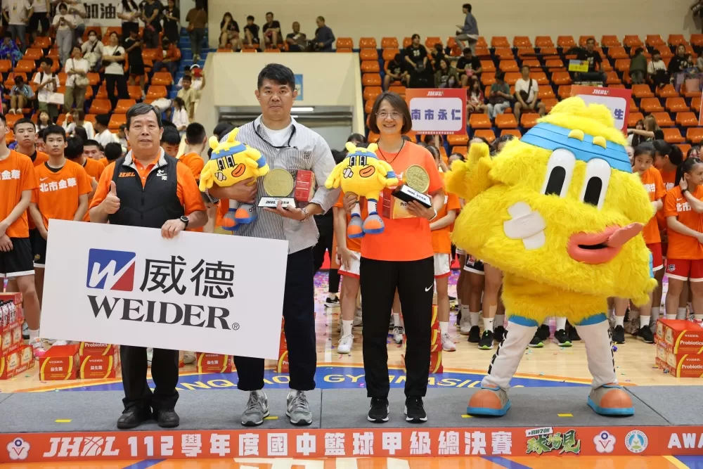 最佳教練信義賴信宏及民族許秀勉。