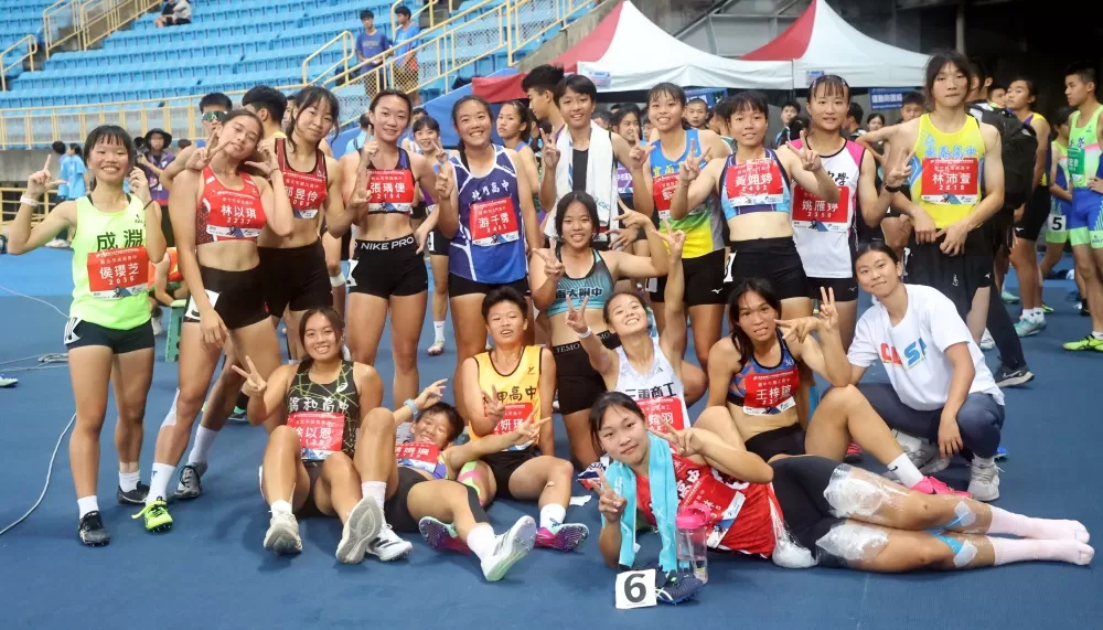 高女七項全能選手賽後合影。林嘉欣／攝影。