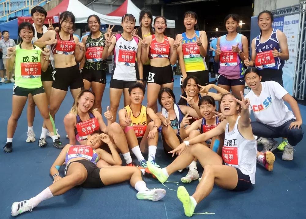 高女七項全能選手賽後開心大合照。林嘉欣／攝影。