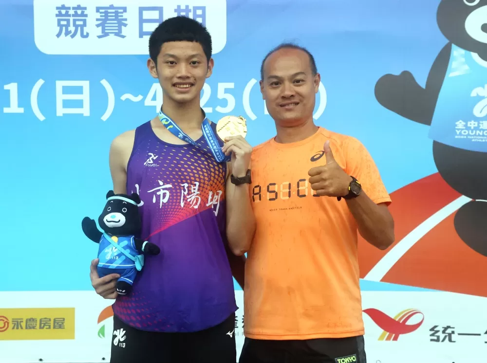 陽明高中「長頸鹿」羅聖欽和教練翁竹毅。林嘉欣/攝影。