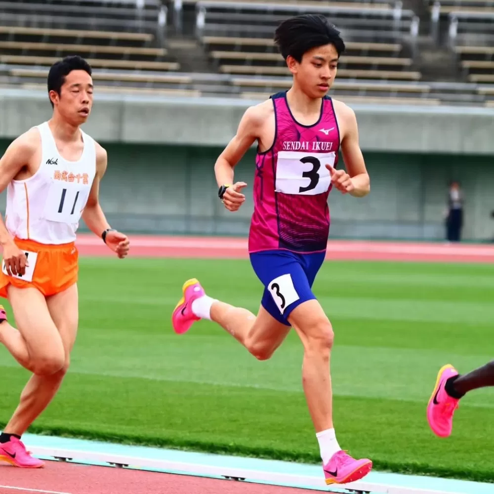 簡子傑(前)再度打破3000公尺U20全國紀錄。まっちゃん/攝影。