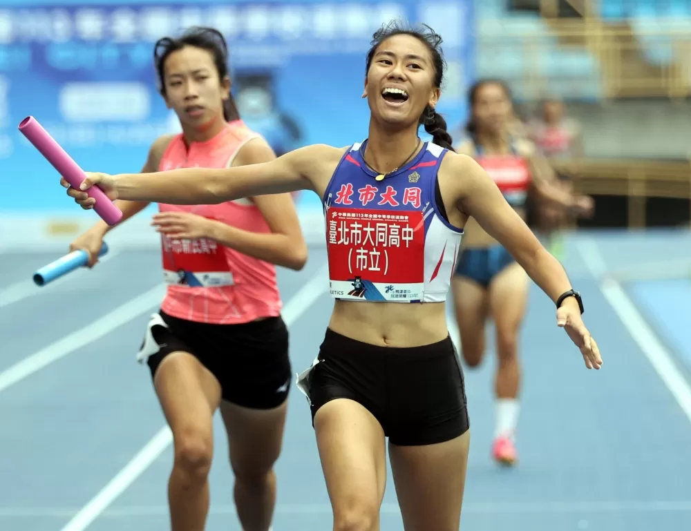 高女1600接力，北市大同高中奪金柳辰諭超嗨。林嘉欣／攝影。
