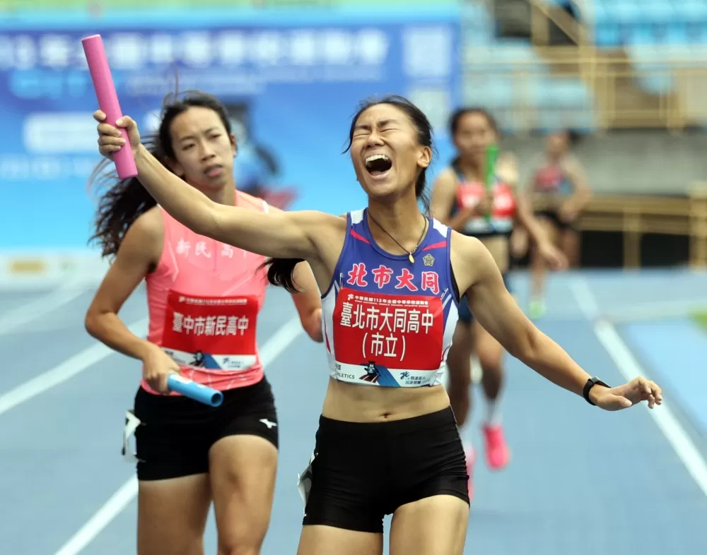 高女1600接力，北市大同高中奪金柳辰諭超嗨。林嘉欣／攝影。