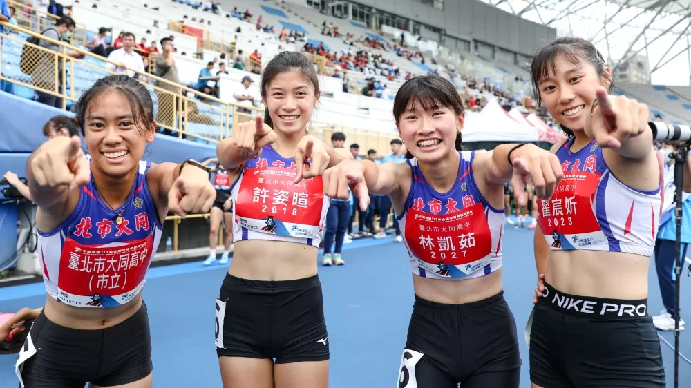 高女4x400公尺決賽，北市大同高中拿下金牌。方敬／攝影。