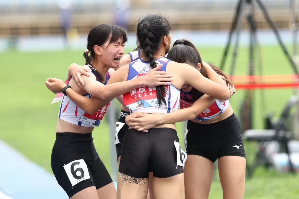 高女4x400公尺決賽，北市大同高中拿下金牌後激動相擁。方敬／攝影。