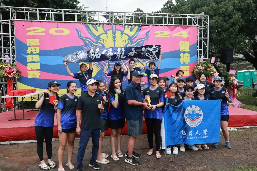 公開女子組銘傳旭源獨角鯨封后(臺北市龍舟協會提供)。