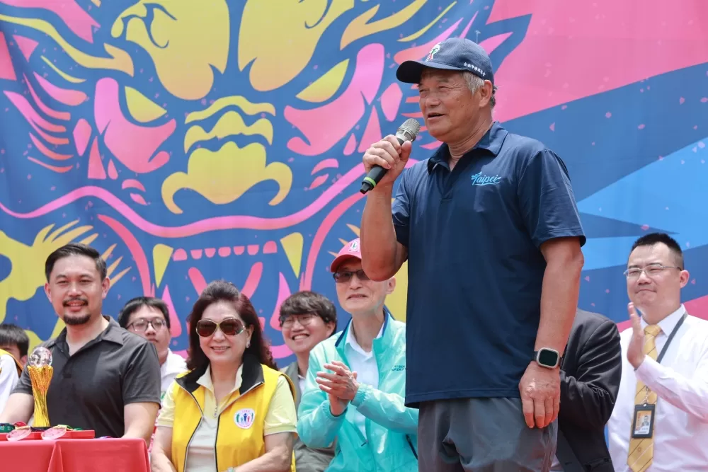 臺北市龍舟協會陳文尚理事長(右2)開幕式致詞(臺北市龍舟協會提供)。