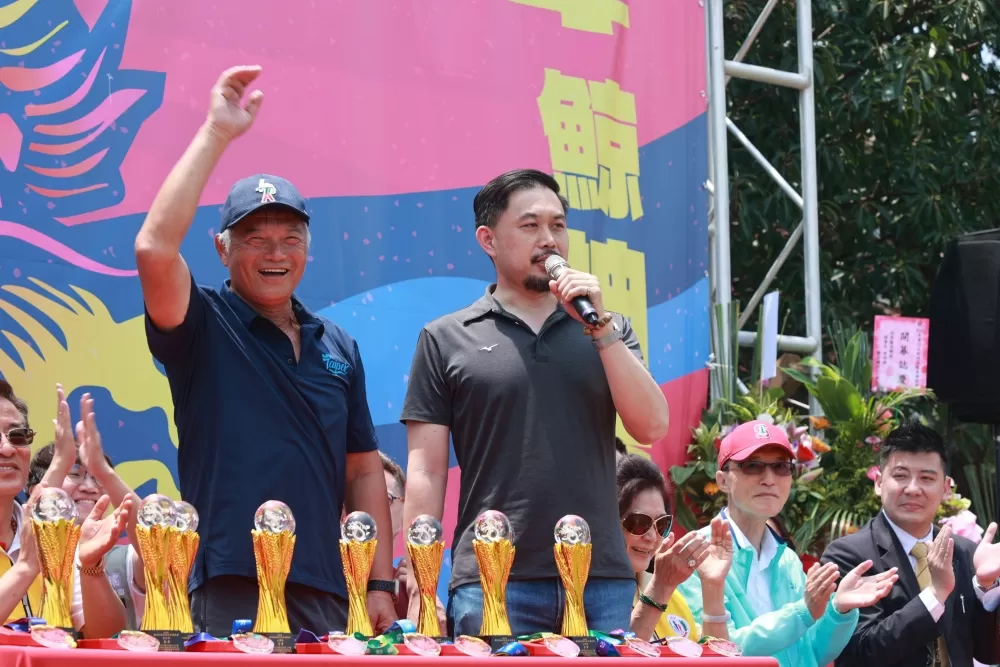 臺北市政府體育局王泓翔局長(右一)及臺北市龍舟協會理事長陳文尚為比賽開幕揭開序幕(臺北市龍舟協會提供)。