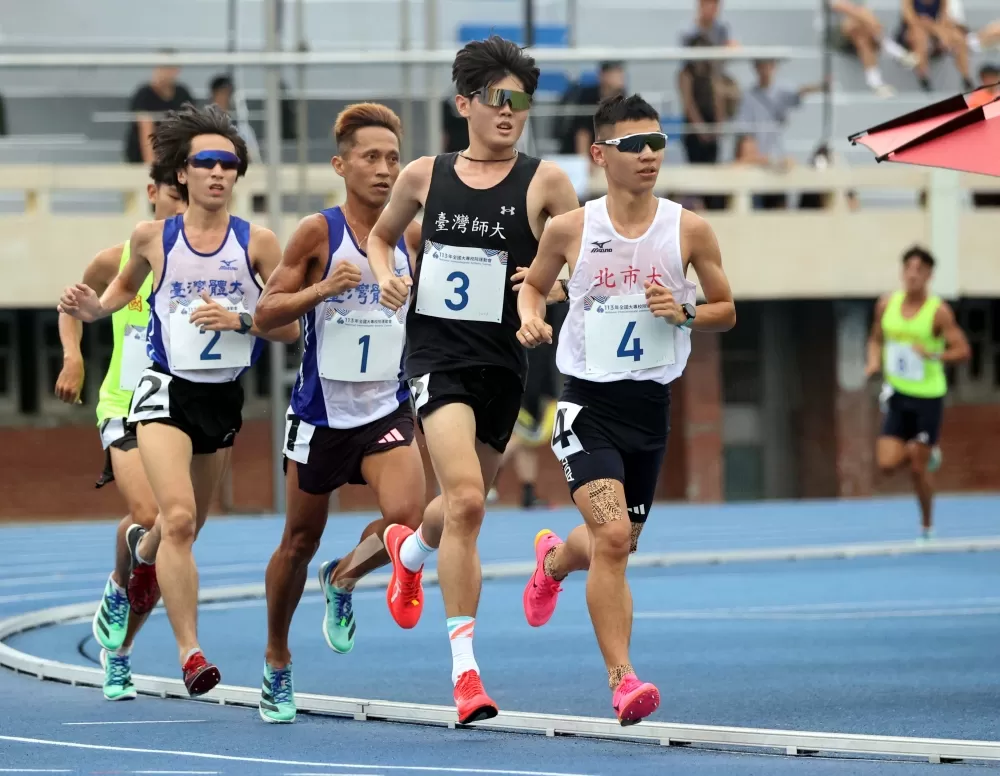 公開男子一萬公尺決賽。林嘉欣／攝影。