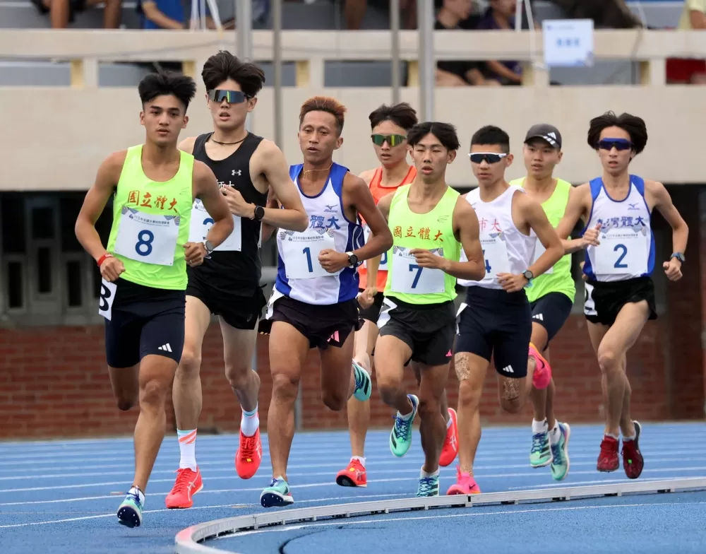 公開男子一萬公尺決賽。林嘉欣／攝影。