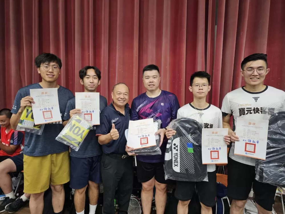 南投縣體育會洪銘惠總幹事80歲以下組男雙得獎選手頒獎（大會提供）。