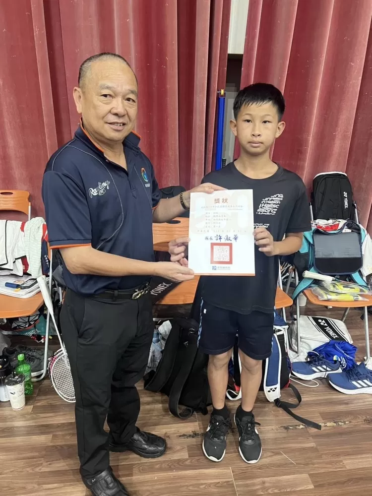 南投縣體育會洪銘惠總幹事為本屆首增聽障組第一名選手延平國小柯宗志頒獎（大會提供）。