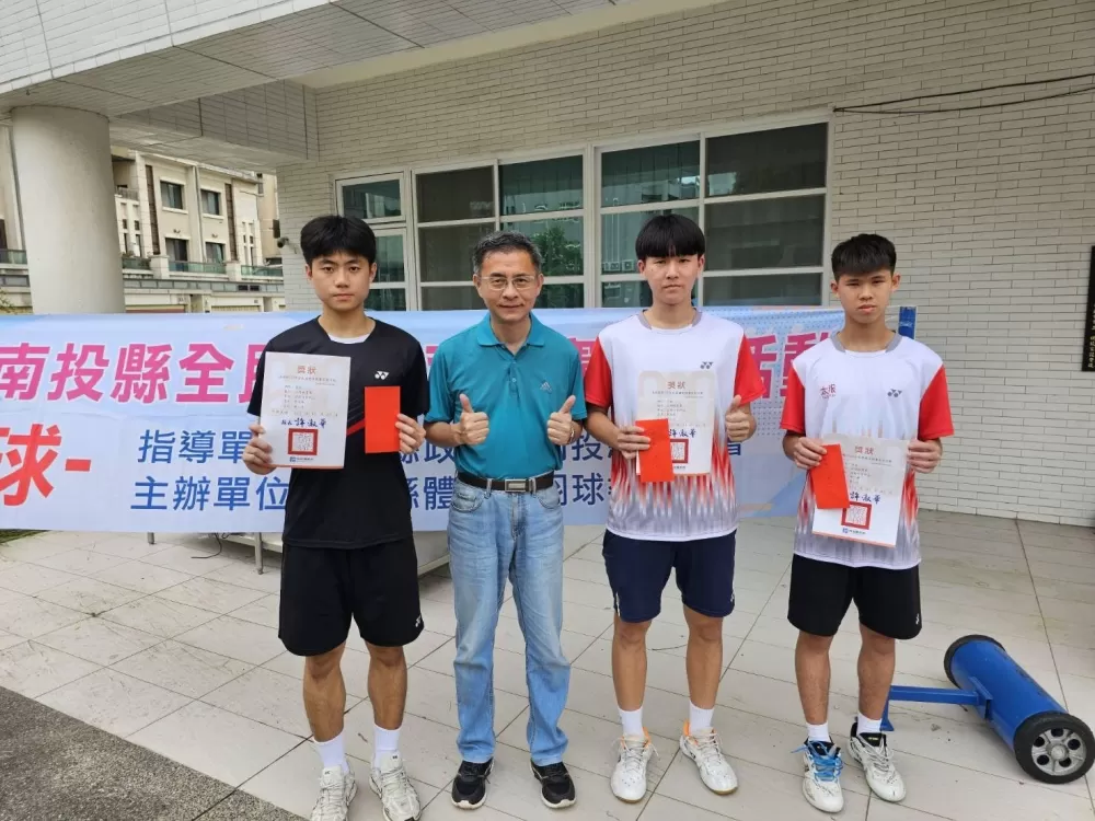 南投縣竹山高中許宏明校長為公開組男單頒獎，（左一）第一名吳丞林、第二名朱柏霖（大會提供）。