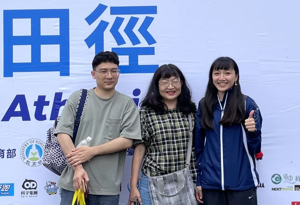 王于嘉和媽媽及哥哥。蔣季珊/攝影。