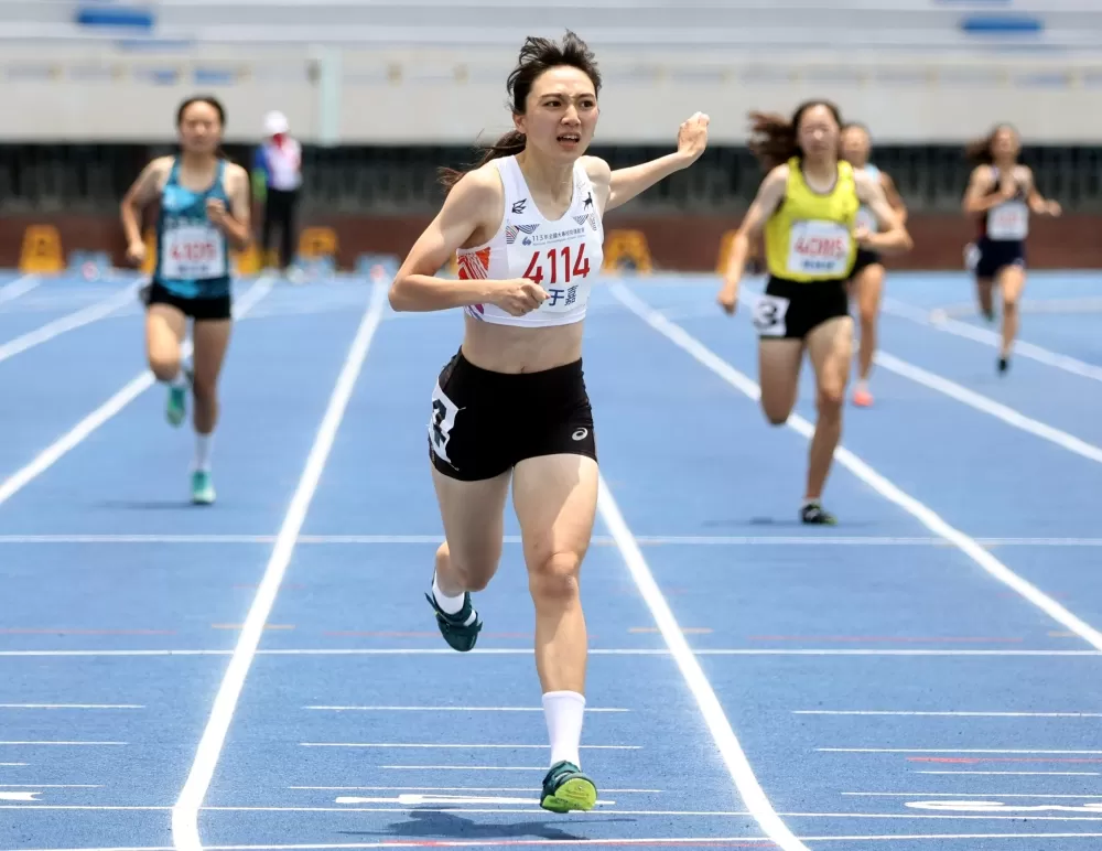 清大王于嘉在一般女400公尺決賽飆56秒99破大會。林嘉欣/攝影。