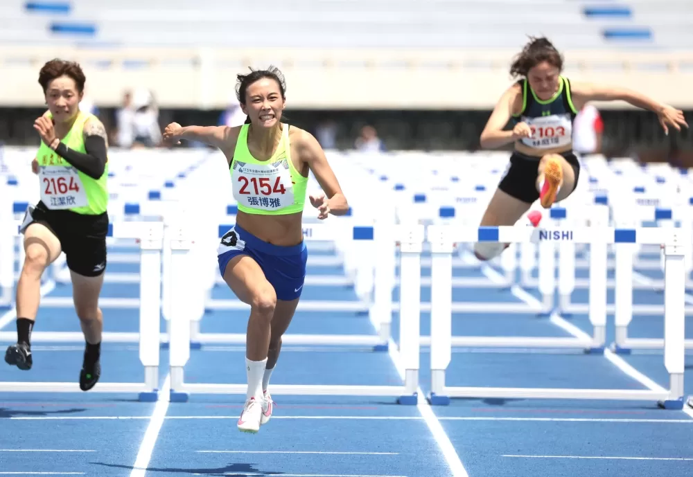張博雅(前)在全大運公開女子一百公尺跨欄奪金。林嘉欣／攝影。