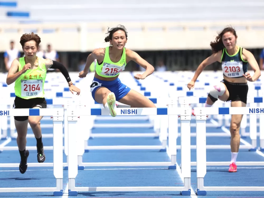 張博雅(前)在全大運公開女子一百公尺跨欄奪金。林嘉欣/攝影。