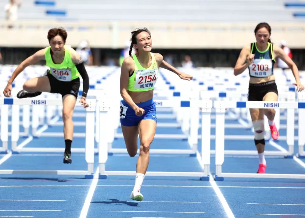 張博雅(前)在全大運公開女子一百公尺跨欄奪金。林嘉欣／攝影。