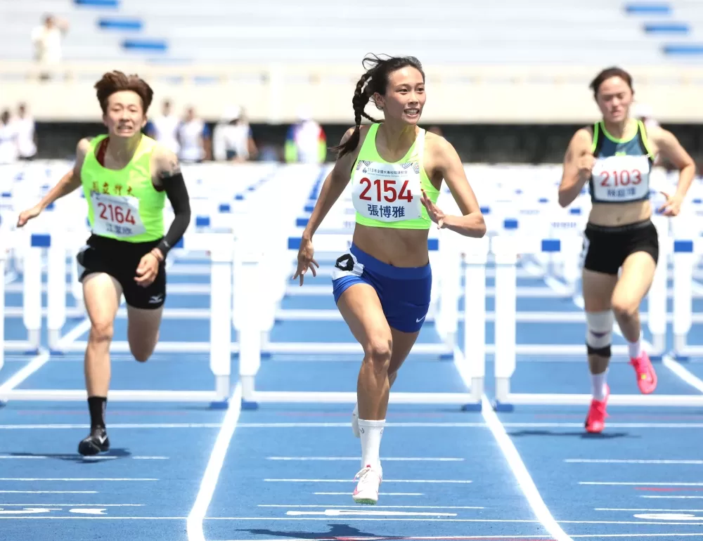 張博雅(前)在全大運公開女子一百公尺跨欄奪金。林嘉欣／攝影。