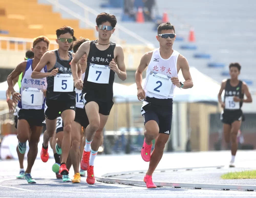 北市大新鮮人徐立紘(前)全大運首金到手。林嘉欣／攝影。