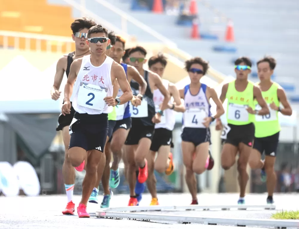 北市大新鮮人徐立紘(前)全大運首金到手。林嘉欣／攝影。