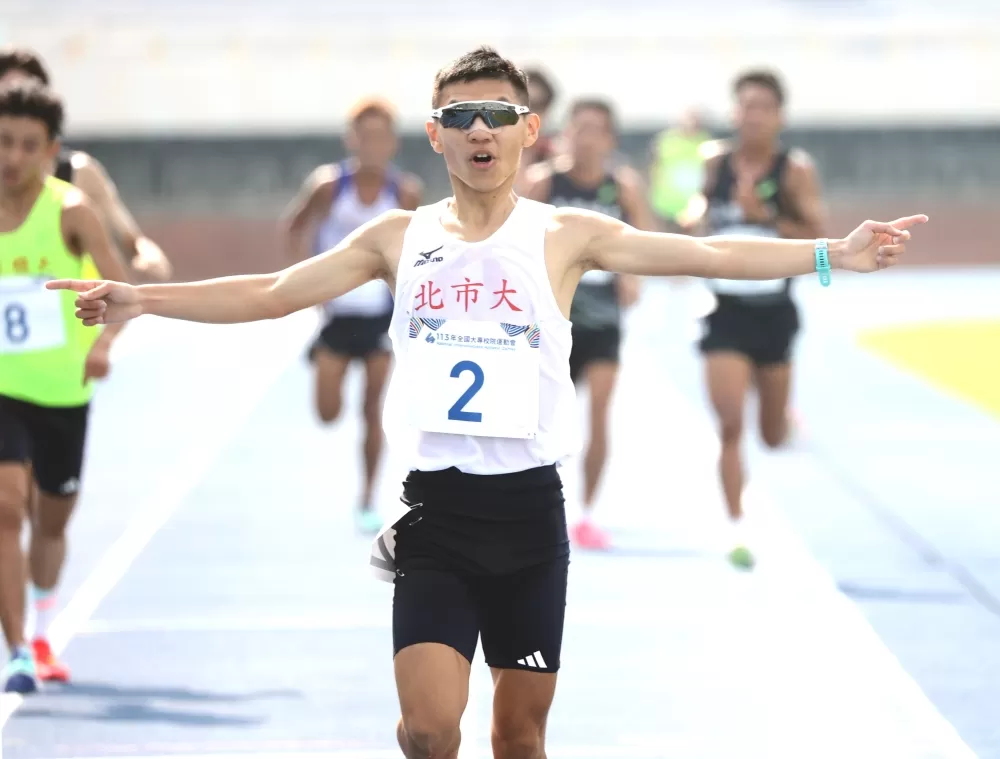 北市大新鮮人徐立紘(前)全大運首金到手。林嘉欣／攝影。