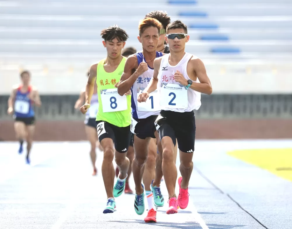北市大新鮮人徐立紘(前)全大運首金到手。林嘉欣／攝影。
