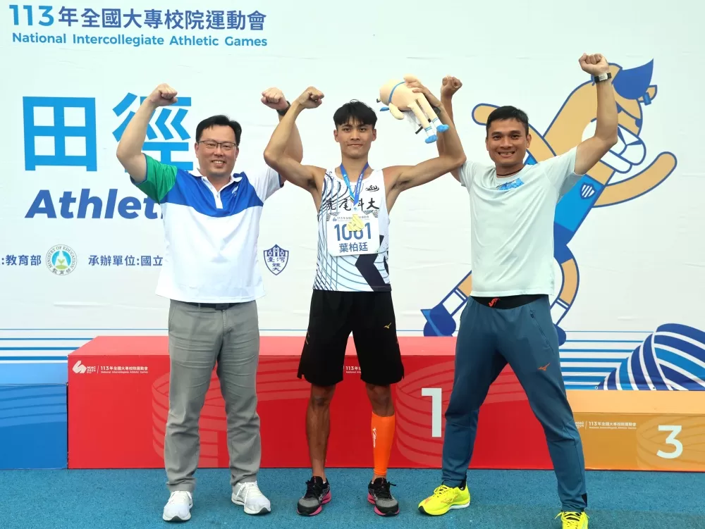 虎科大葉柏廷在男子跳高破全國，體育署長鄭世忠(左)、虎科大教授游立椿(右)也超嗨。林嘉欣／攝影。