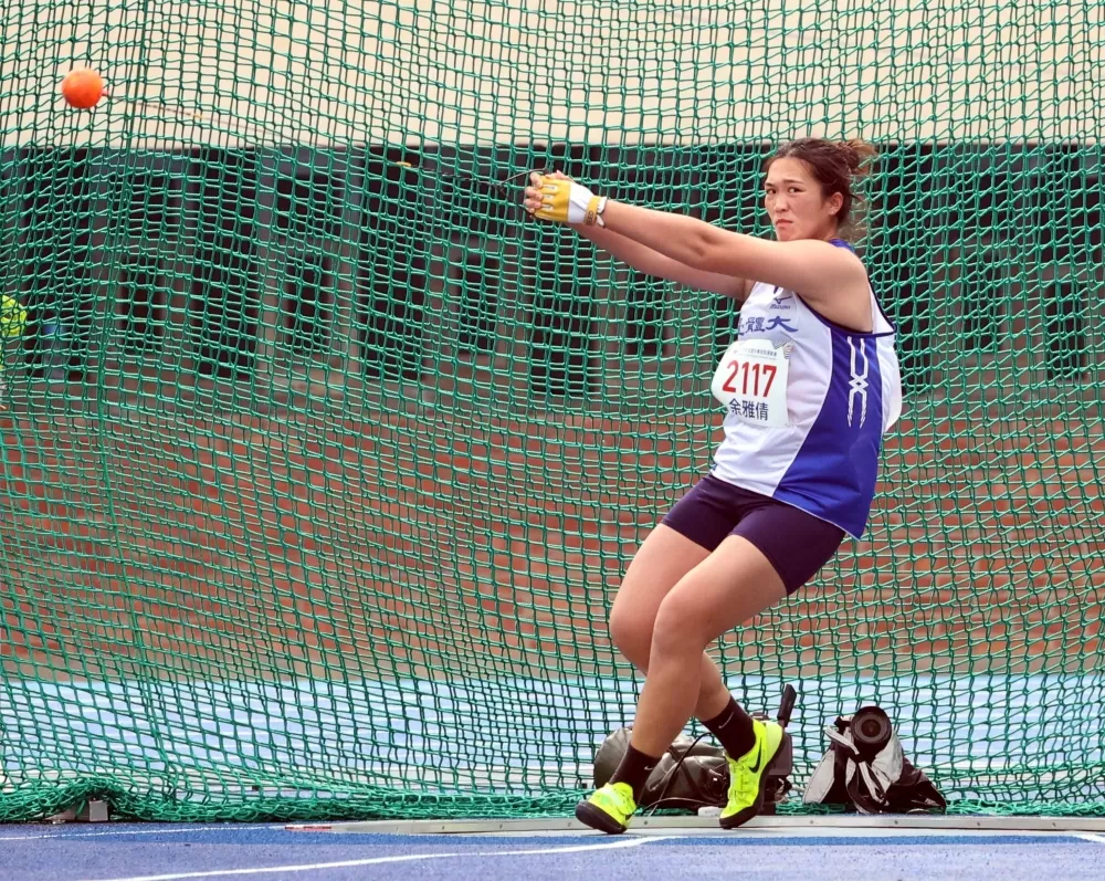 公開女子鏈球余雅倩65公尺55破大會。林嘉欣/攝影。