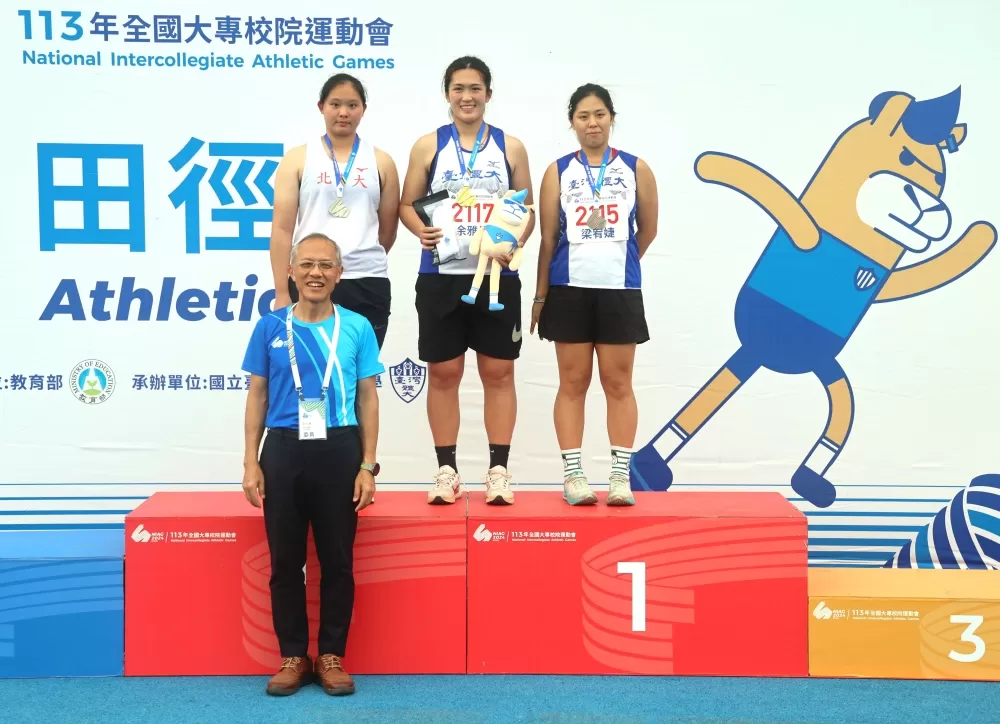 公開女子鏈球前三名。林嘉欣/攝影。