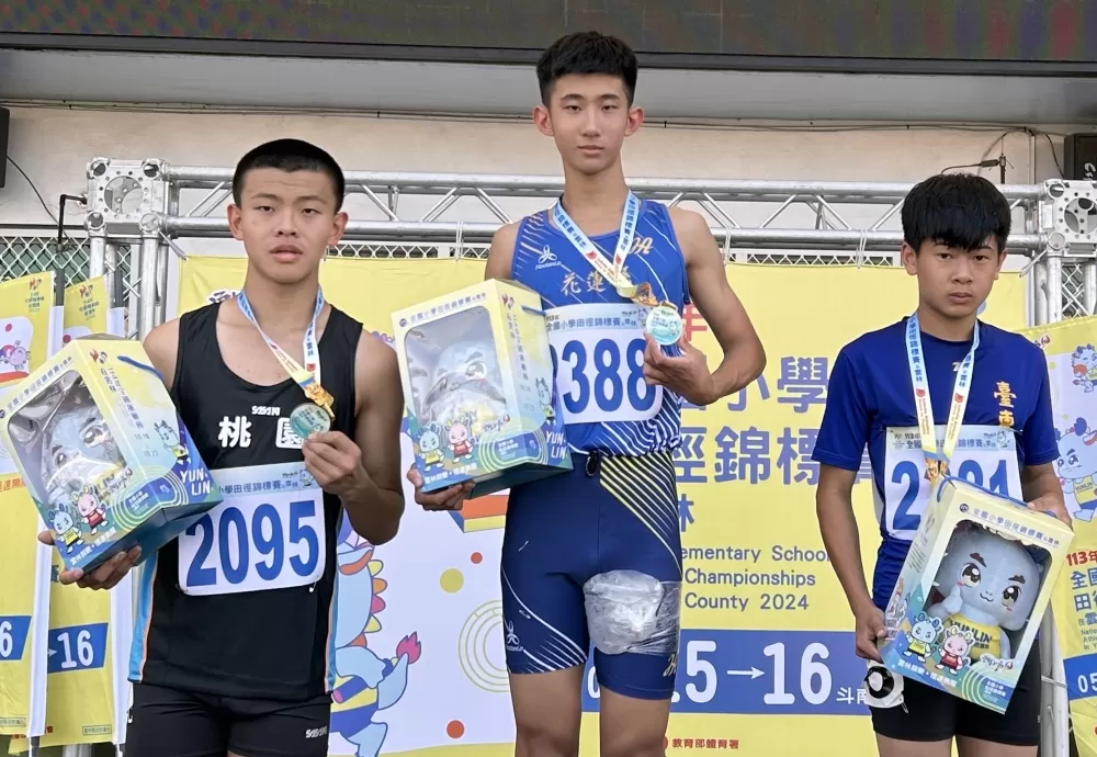 徐唯宸(中)200公尺飆23秒26破全國國小紀錄。花蓮田徑協會總幹事陳智傑提供。