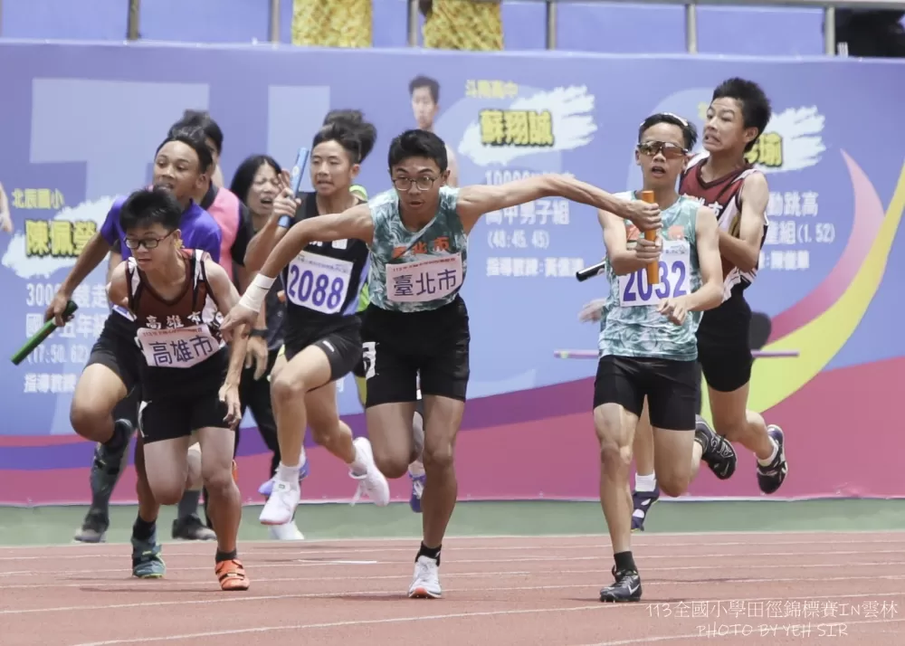 台北市隊破大隊接力全國國小紀錄。葉慶年／攝影。