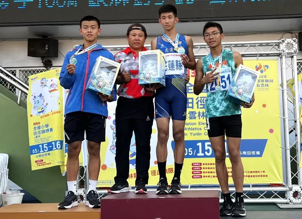 國小男生100公尺頒獎。林正凱提供。