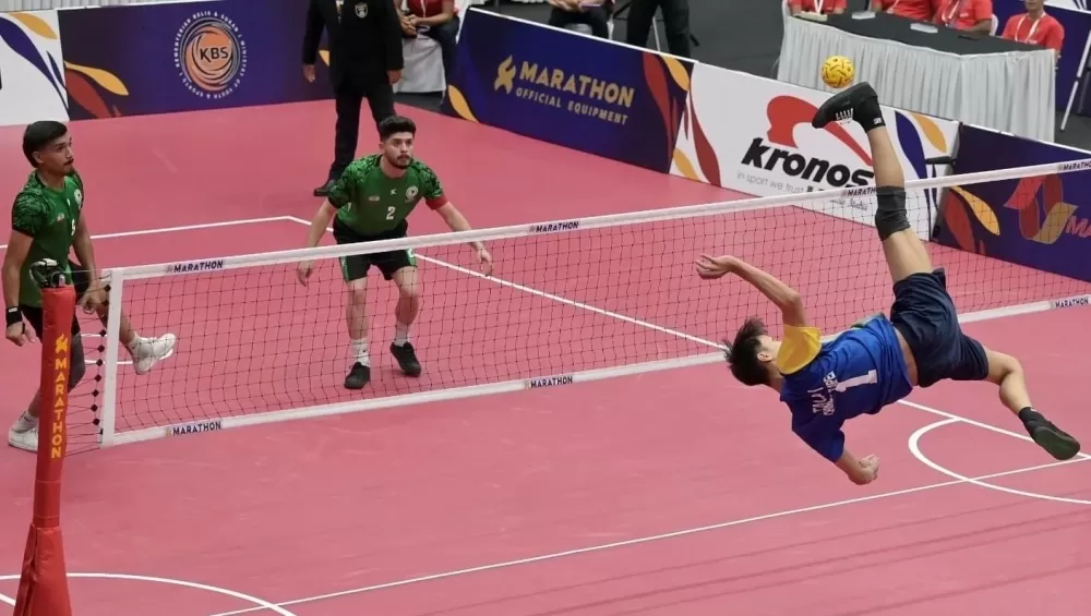 男子雙人冠軍戰中華隊陶秉業（右）殺球。中華民國藤球協會提供。