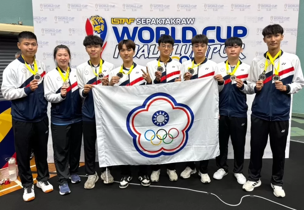 中華隊勇奪世界盃藤球賽男子雙人賽、三人賽銀牌。中華民國藤球協會提供。