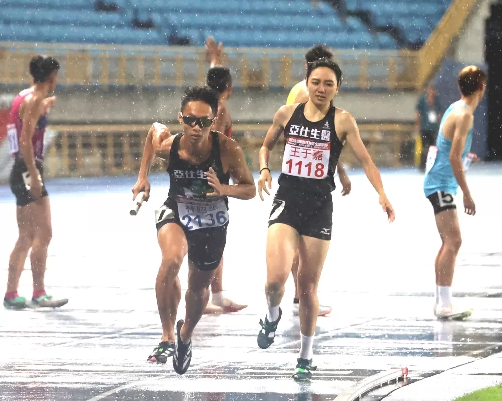 混合4*400公尺接力亞仕生醫奪金破大會。林嘉欣／攝影。