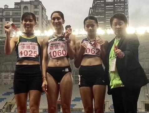 2月剛滿13歲的林子婕(右二)國際賽首秀奪銅。張勝煇提供。