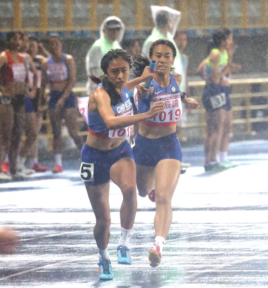 第一棒柳辰諭交棒給陳羿岑。林嘉欣／攝影。