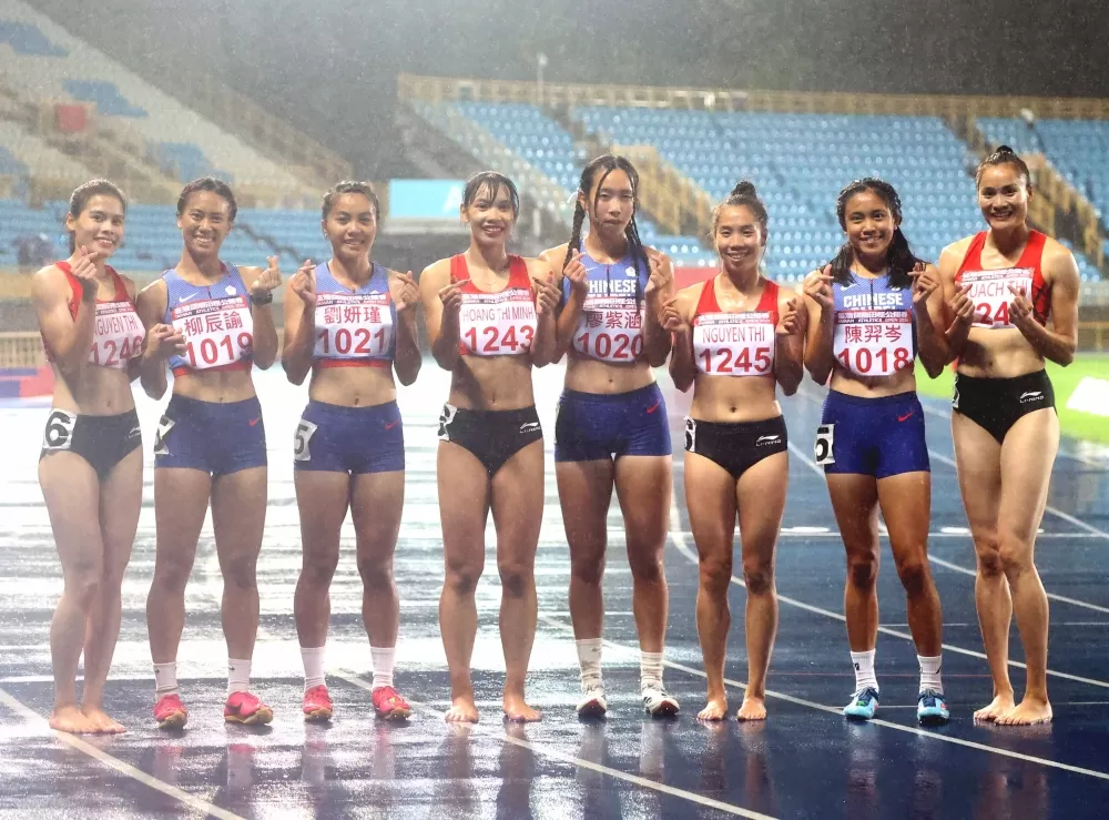 中華青年隊打破高懸32年的1600公尺接力U20全國紀錄後，和奪金的越南隊合影。林嘉欣／攝影。
