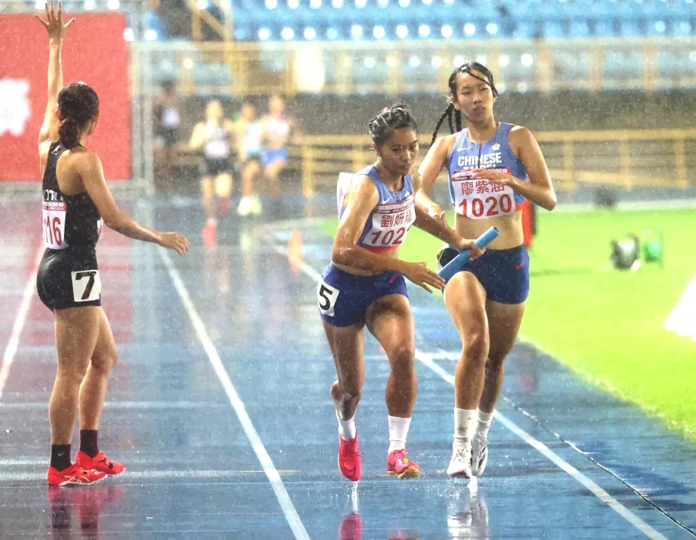 第三棒廖紫涵交棒給劉妍瑾。林嘉欣／攝影。