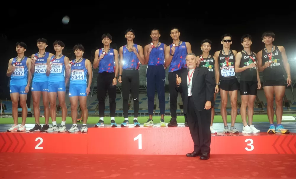男子千六接力頒獎。林嘉欣／攝影。