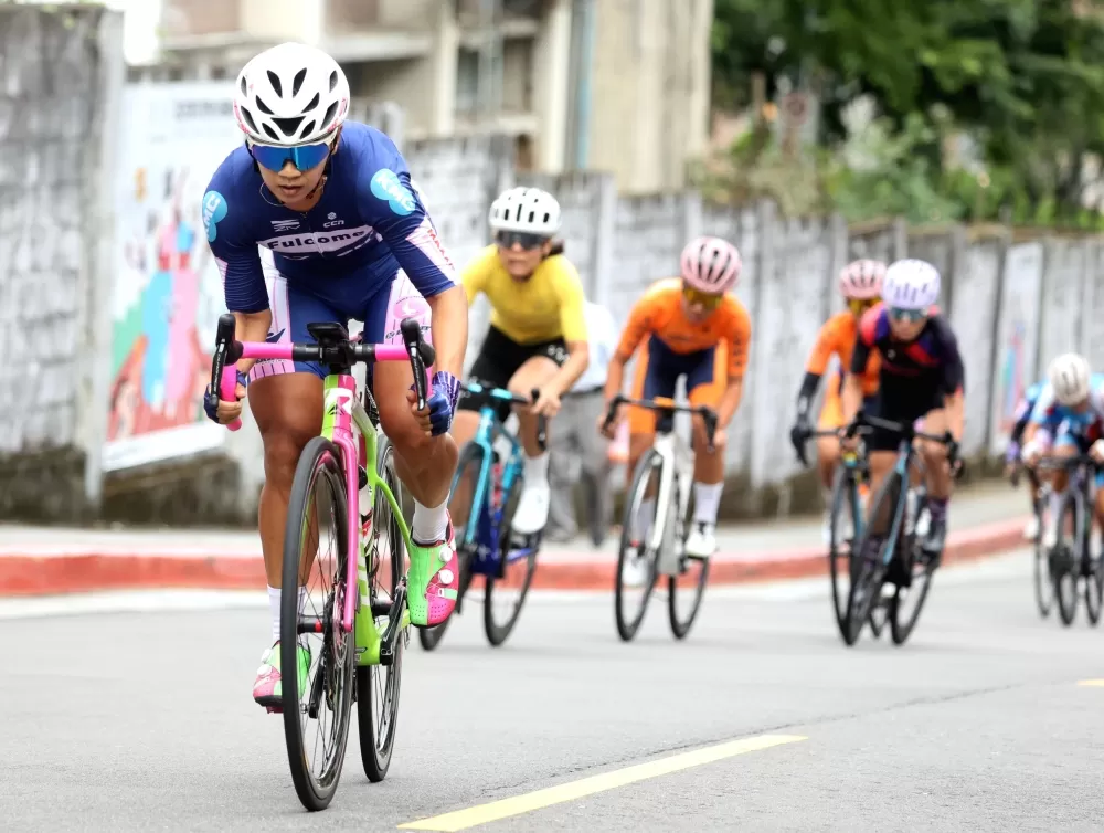 黃亭茵(前)毫無懸念在96聯賽天母繞圈賽封后。林嘉欣/攝影。