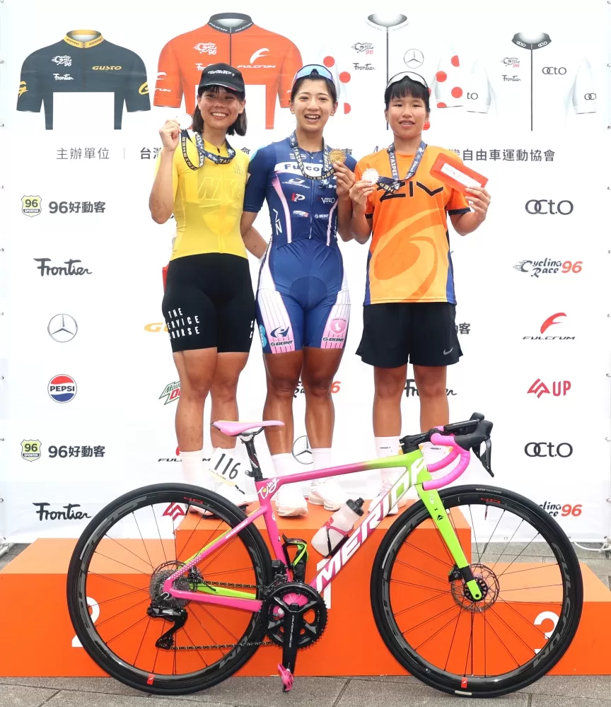 黃亭茵(中)毫無懸念在96聯賽天母繞圈賽封后。林嘉欣／攝影。