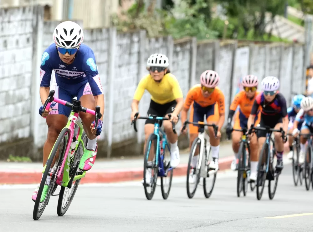 黃亭茵(前)毫無懸念在96聯賽天母繞圈賽封后。林嘉欣／攝影。