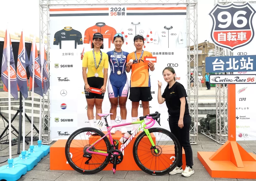 96聯賽天母繞圈賽菁英女子組頒獎。林嘉欣/攝影。