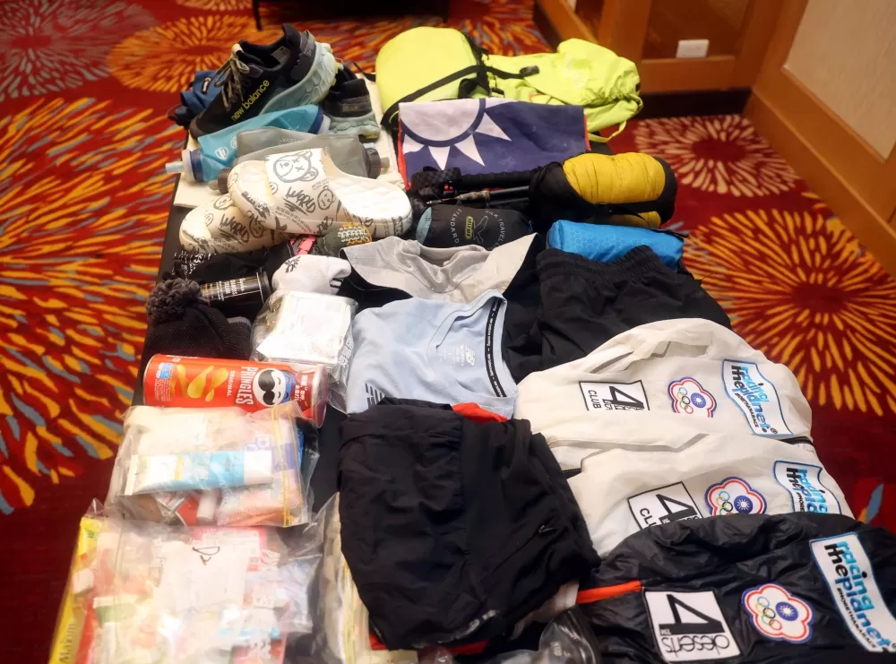 挑戰時選手得自負重七天生活所需物資。林嘉欣/攝影。