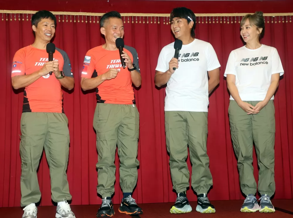 林義傑(左起)和黃張維、藝人王仁甫組隊挑戰蒙古戈壁馬拉松,季芹愛相隨。林嘉欣/攝影。