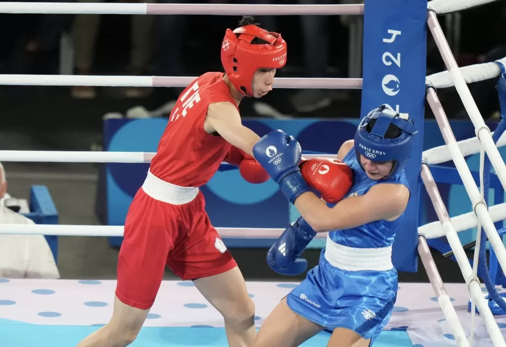 林郁婷(左)連四場5:0,勇奪我國史上第一面奧運拳擊金牌。中華奧會提供。