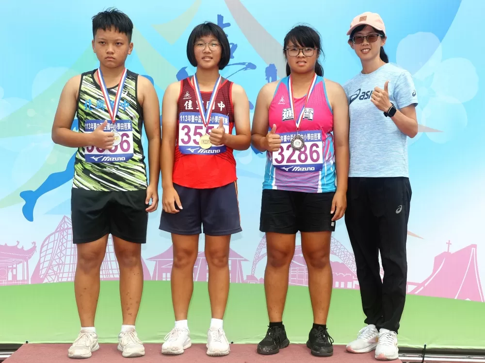 國女標槍頒獎。林嘉欣/攝影。