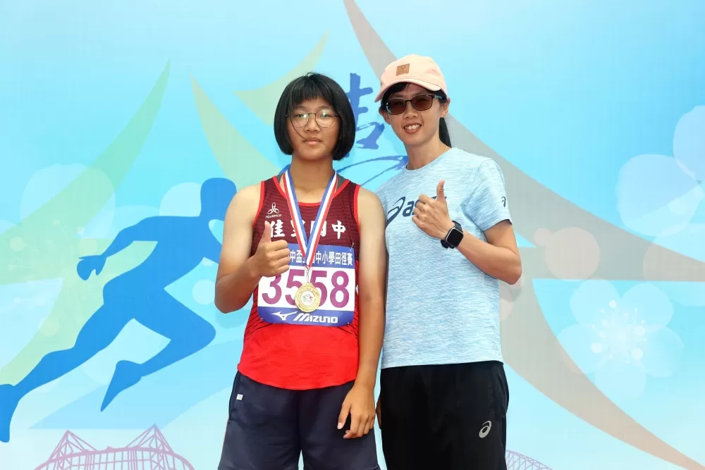 陳歆喬的教練王秋雁(右)曾在全中運三連霸。林嘉欣/攝影。